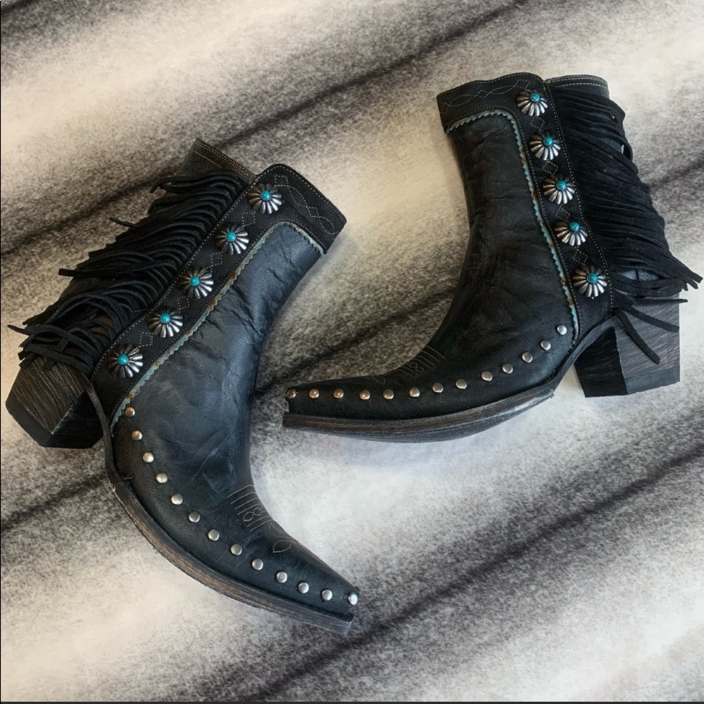 ISO Double D Old Gringo Apache kid booties in black just like pic!  Size 8.5/9
